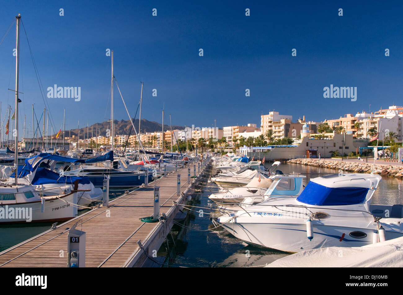 Barcos amarrados en el puerto deportivo de Garrucha, Almería, España  Fotografía de stock - Alamy