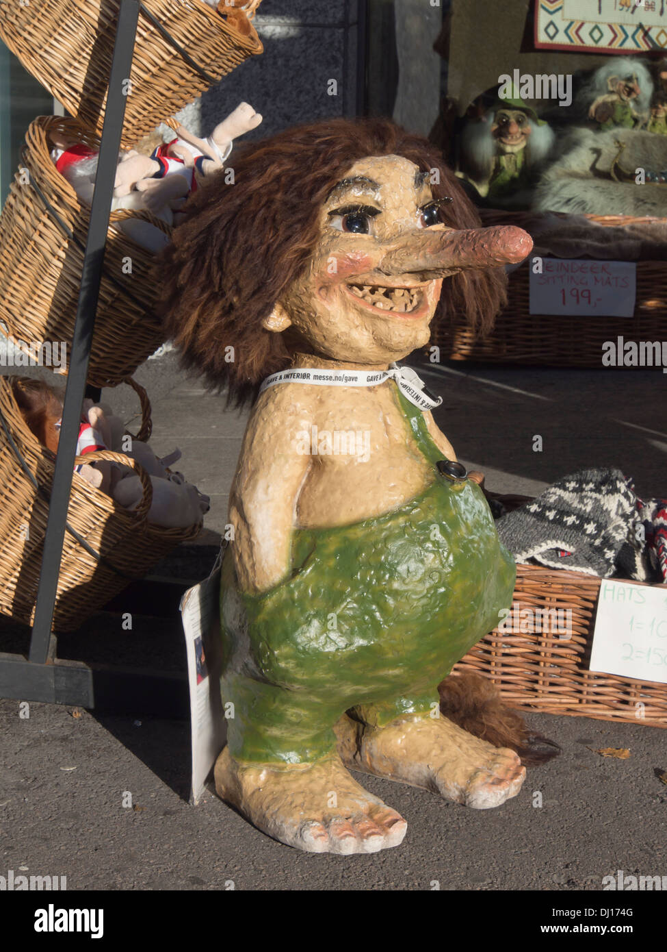 Gracioso troll sonriente en lugar fuera de una tienda de regalos en el centro de Oslo Noruega Foto de stock