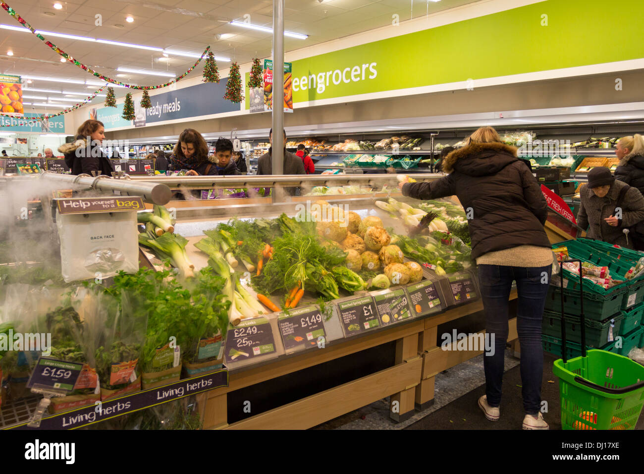 Hortalizas frescas - supermercado Morrison - Woodgreen - Londres Foto de stock