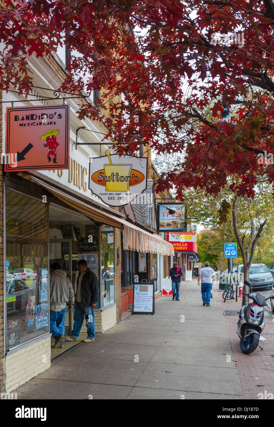 Tiendas y restaurantes en el East Franklin Street, en el centro de Chapel Hill, Carolina del Norte, EE.UU. Foto de stock