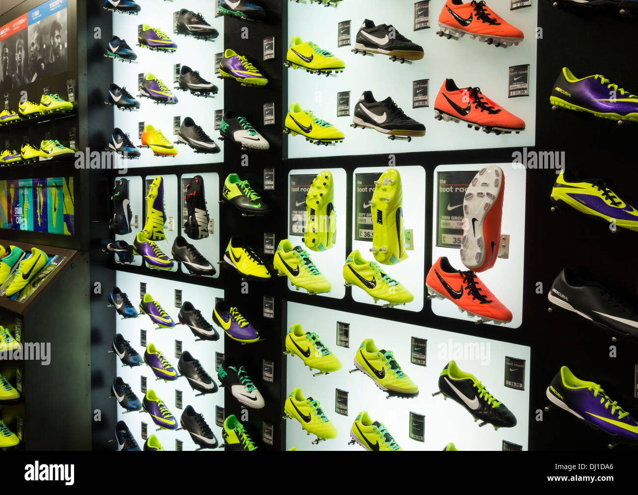 Botas de fútbol en deportes tienda directa, Inglaterra. UK Fotografía de stock Alamy