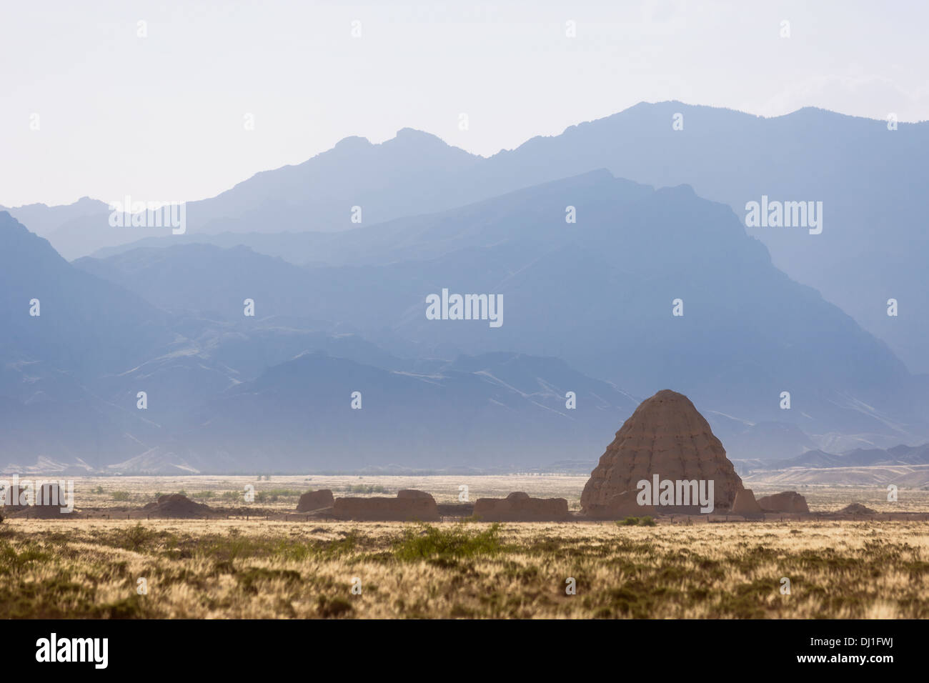 Tumbas imperiales, Xixia montañas Helan, paisaje en China Foto de stock