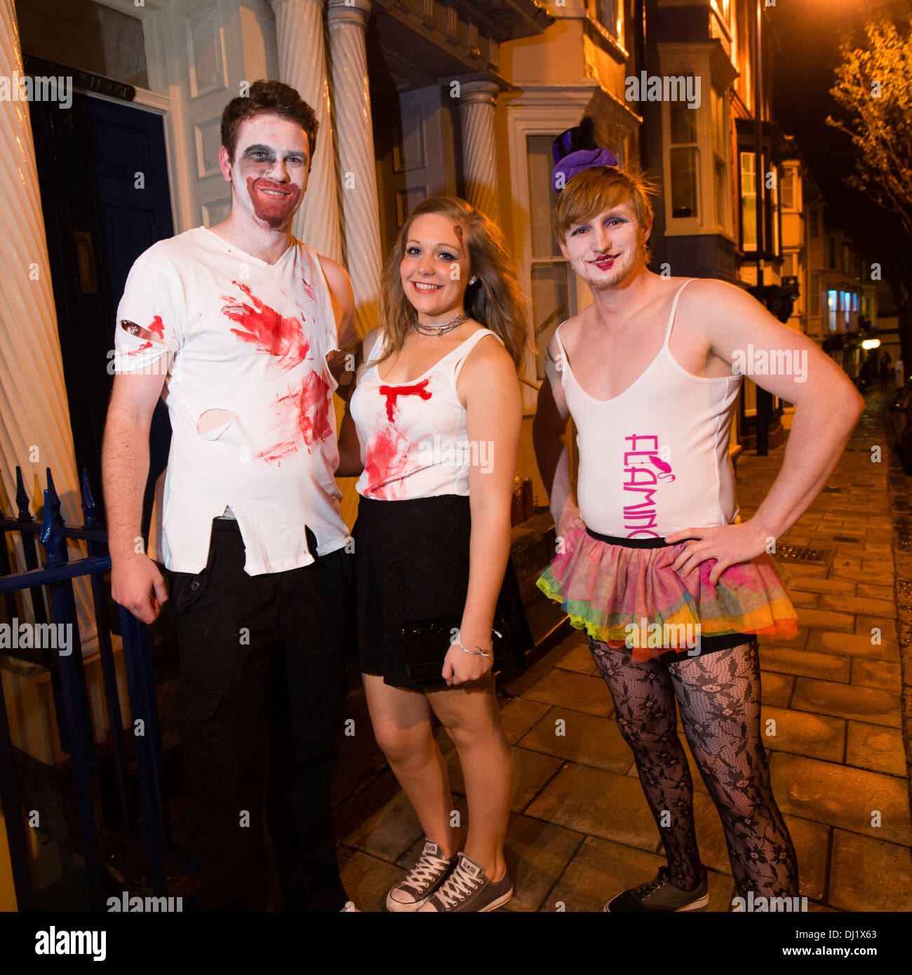 Tres jóvenes, estudiantes universitarios, en los disfraces de Halloween  Disfraces para las partes, el 31 de octubre de 2013 Fotografía de stock -  Alamy