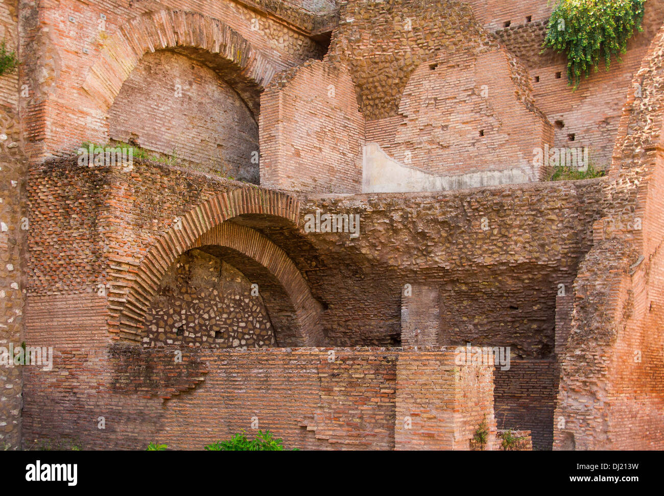 Muros y bóvedas de ladrillo debajo del monte Palatino, el Foro Romano, Roma, Italia. Foto de stock