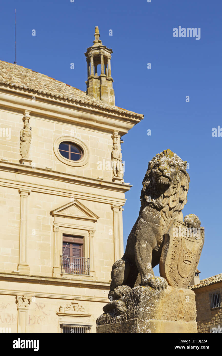 León de piedra en frente del Palacio de las cadenas; Úbeda, provincia de Jaén, en Andalucía, España Foto de stock