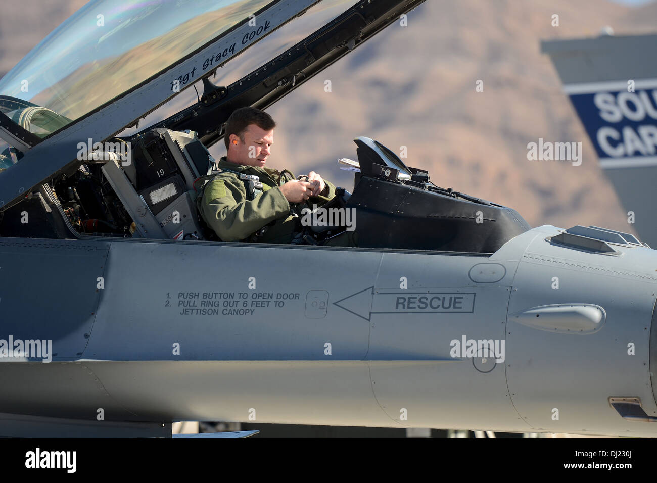 El Teniente Coronel de la Fuerza Aérea de EE.UU. Mark Blackman, un piloto de combate con la 157ª Fighter Squadron en McEntire Joint Base de la Guardia Nacional, de la Guardia Nacional Aérea de Carolina del Sur, se prepara para lanzar un F-16 Falcon jet de combate combate durante una misión de entrenamiento de la base aérea Nellis Air Foto de stock