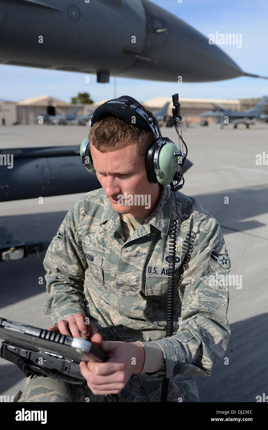 La Fuerza Aérea de los EE.UU Aerotécnico de Primera Clase Christopher Ransom, un técnico de aviónica con el 169º Escuadrón de Mantenimiento de Aeronaves en McEntire Joint Base de la Guardia Nacional, de la Guardia Nacional Aérea de Carolina del Sur, se lee en el orden técnico para adjuntar un francotirador pod a un F-16 F Foto de stock