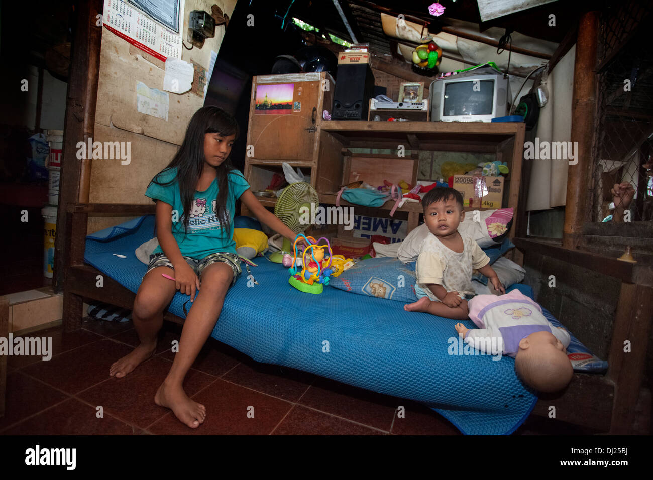 Los niños desfigurados de familia pobre lisiado Bali desafió la pobreza extrema de fuelle Indonesia estándar 29 las condiciones de casa hars Foto de stock