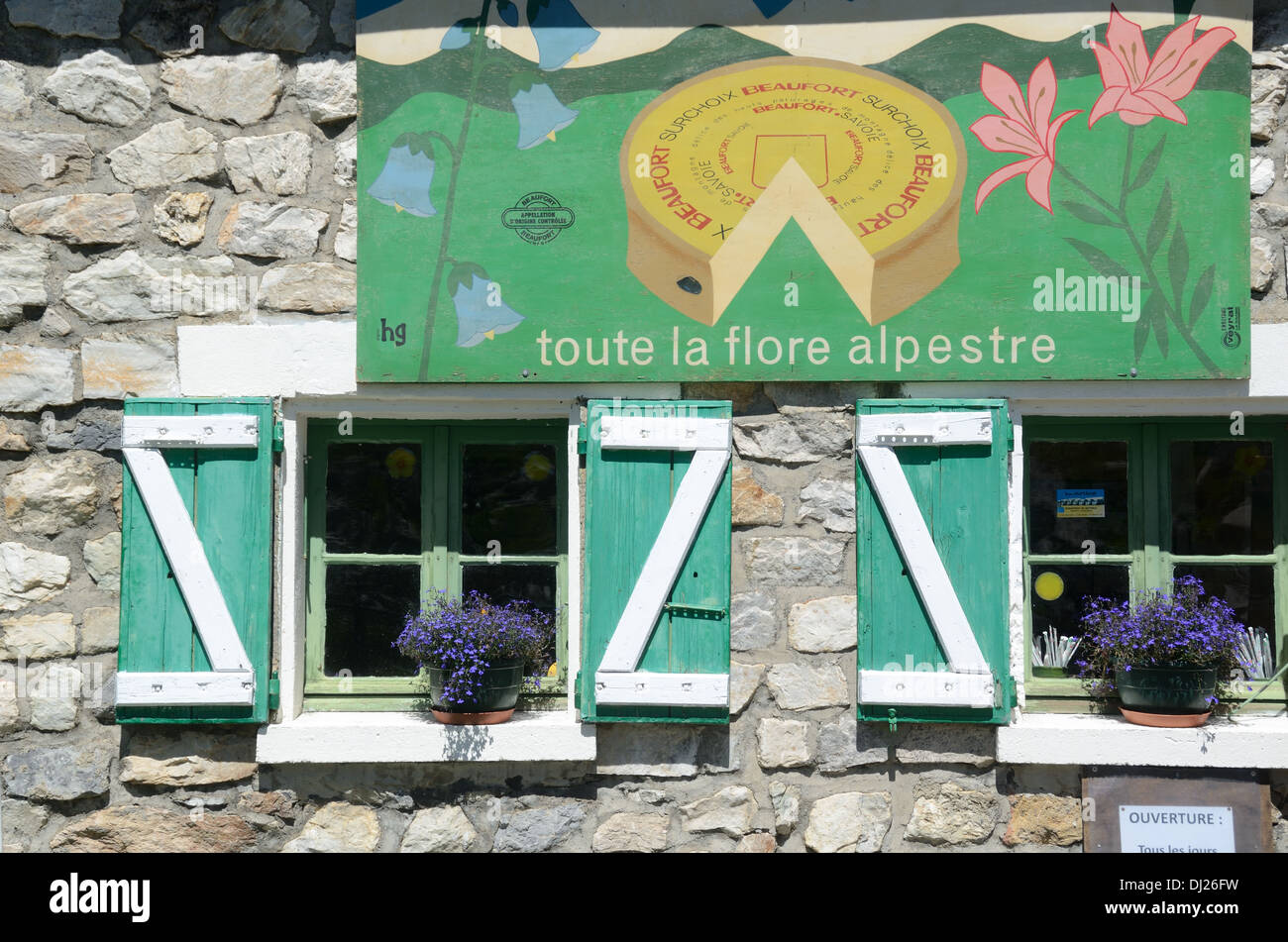 Beaufort Queso Anuncio & Verde Contraventanas Pintadas En Alpine Chalet Col Du Galibier Alpes Franceses Francia Foto de stock