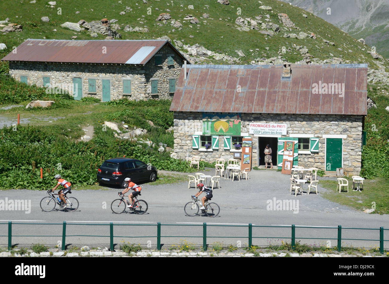 Ciclistas y Roadside Café o Restaurante en el Col du Galibier Mountain Pass Francia Alpes franceses Foto de stock