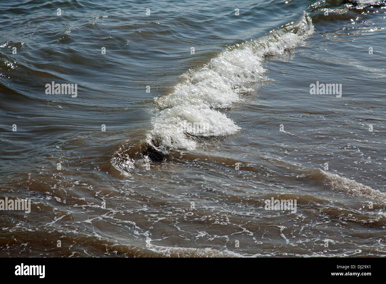 Las olas que rompen en la orilla, Dorset Foto de stock
