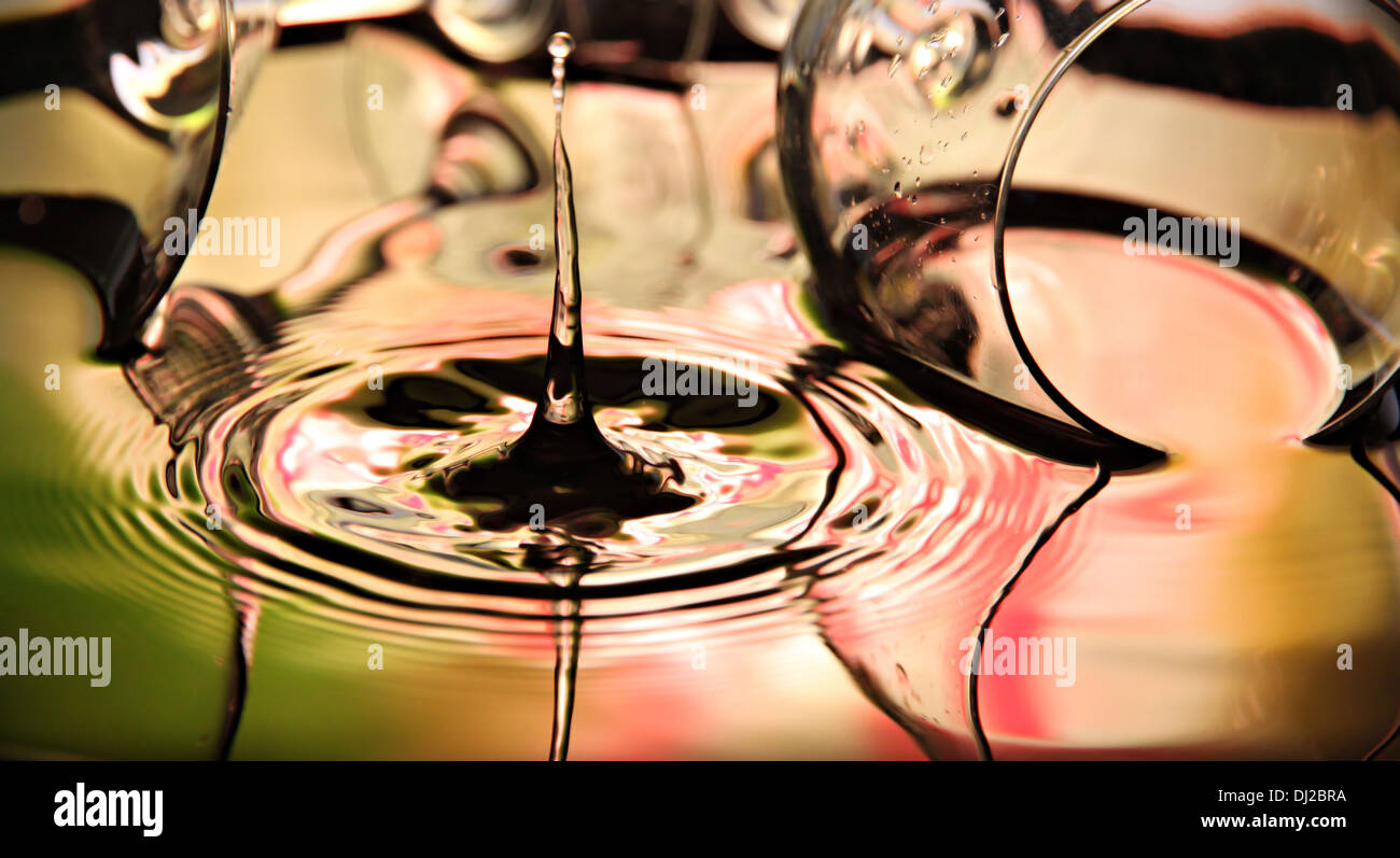 Closeup fotografías de gotas de agua una forma hermosa en la cuenca de brillantes colores de fondo. Foto de stock