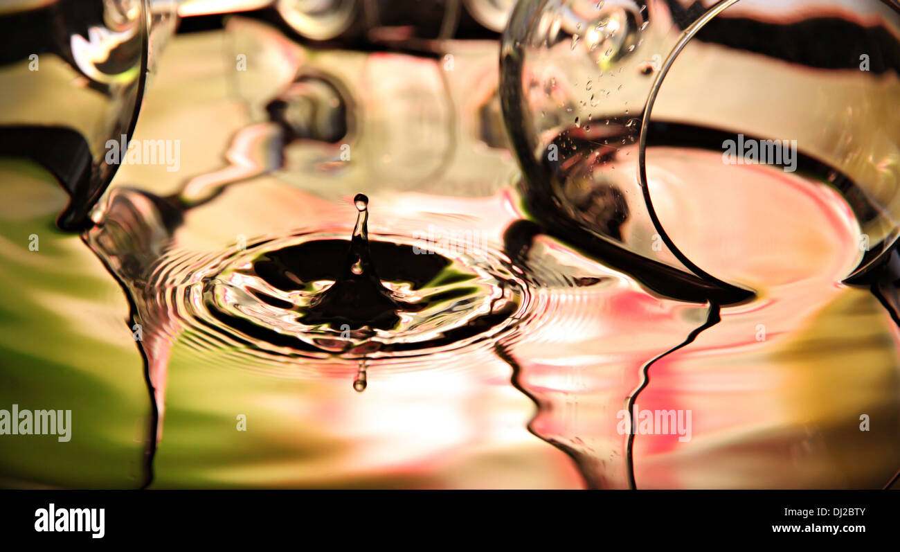 Closeup fotografías de gotas de agua una forma hermosa en la cuenca de brillantes colores de fondo. Foto de stock