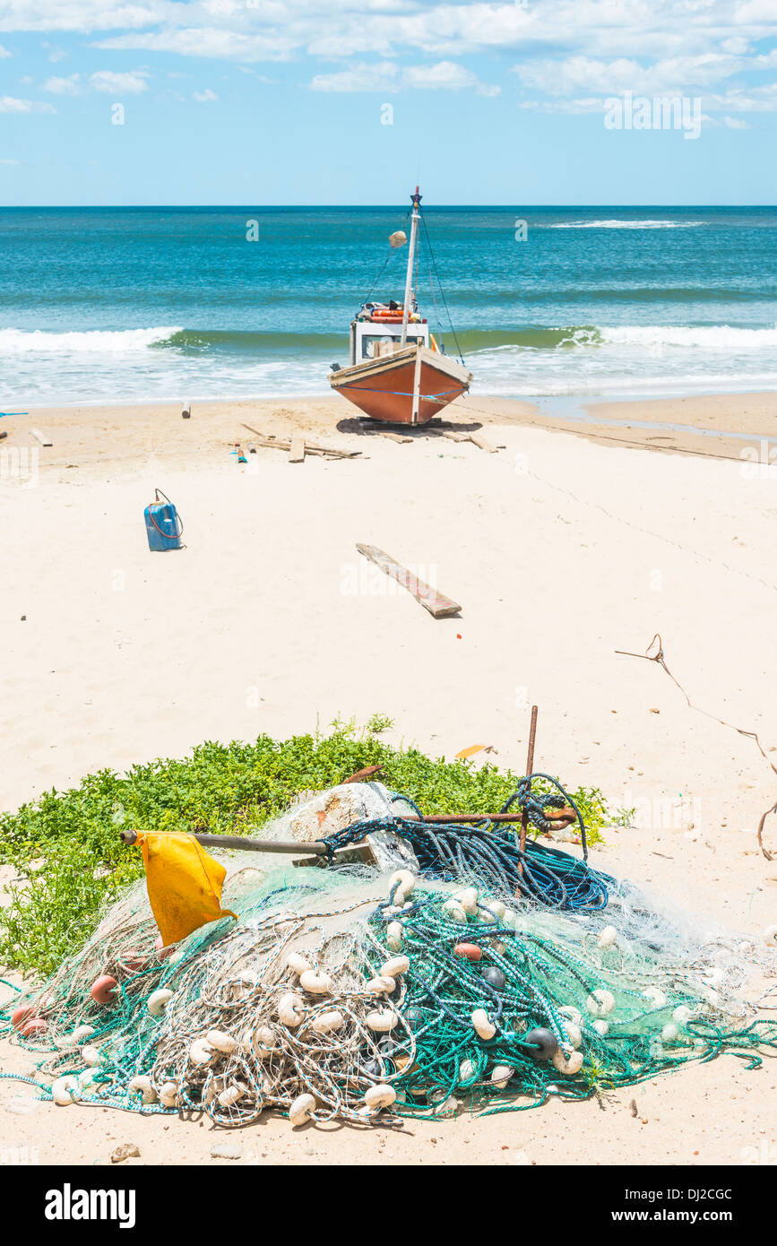 La playa de Punta del Diablo, popular lugar turístico y Fisherman's Place en la costa de Uruguay Foto de stock