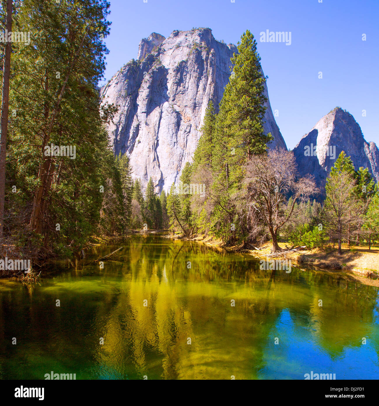 Río Merced y Yosemite Half Dome en Parques Nacionales de California US Foto de stock