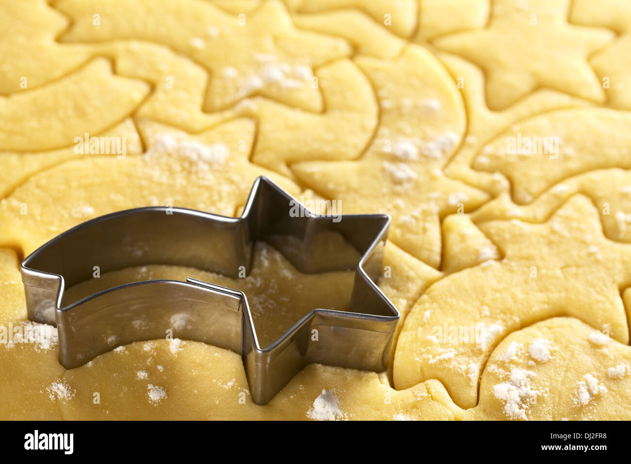 Cortar galletas de Navidad desde shortcrust dough con un cortador en forma  de estrella fugaz (enfoque selectivo Fotografía de stock - Alamy