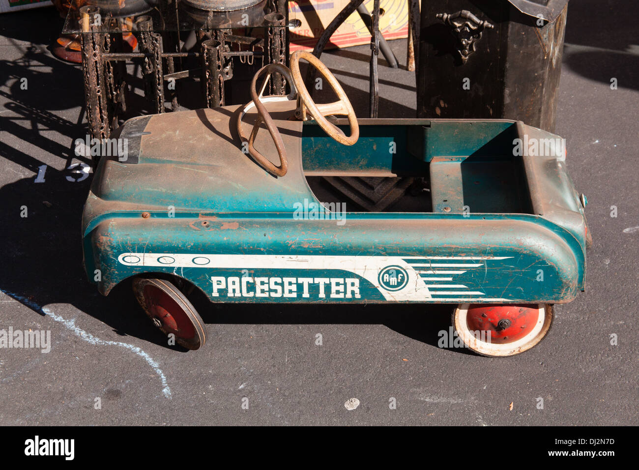 Juguetes antiguos coches de pedales para venta en GreenFlea flea market, el Upper West Side de Manhattan, Ciudad de Nueva York, Estados Unidos de América Fotografía de stock - Alamy