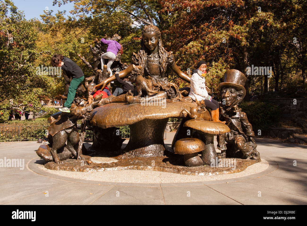 Alice in Wonderland estatua, Central Park, Manhattan, Ciudad de Nueva York, Estados Unidos de América. Foto de stock