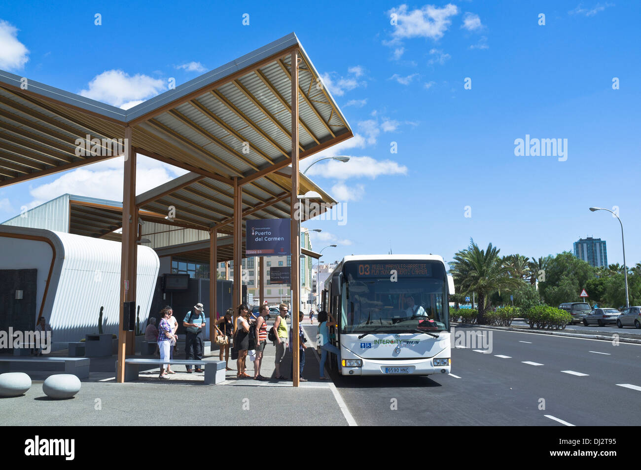 La estación de autobuses de dh gente Arrecife Lanzarote Arrecife, la  estación de autobuses de ciudad solo decker bus stop Fotografía de stock -  Alamy
