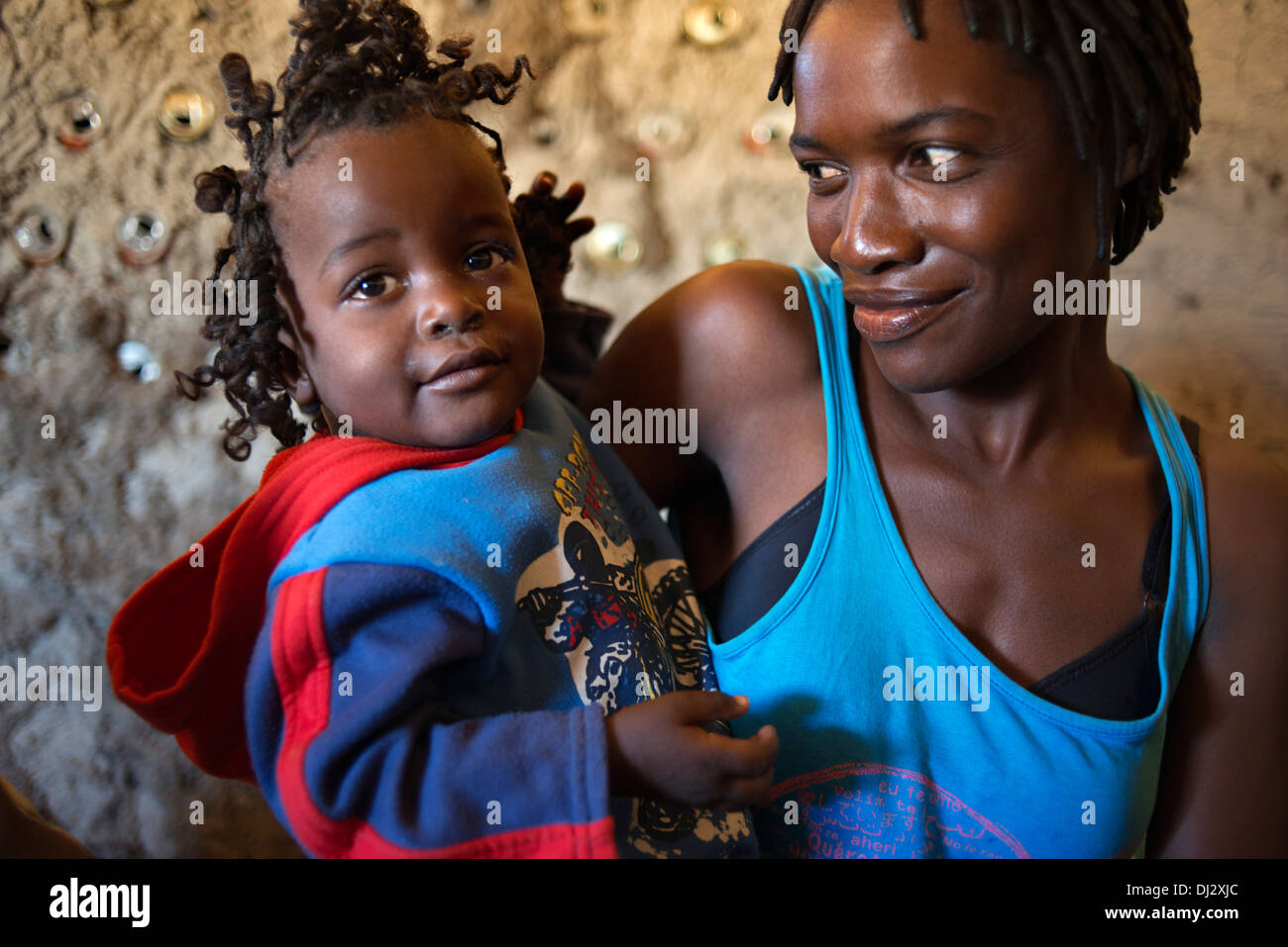 Retrato de una madre y su hija occidental lleva su pelo en trenzas en camp Batawana . En las inmediaciones del campamento Eagle Island Foto de stock