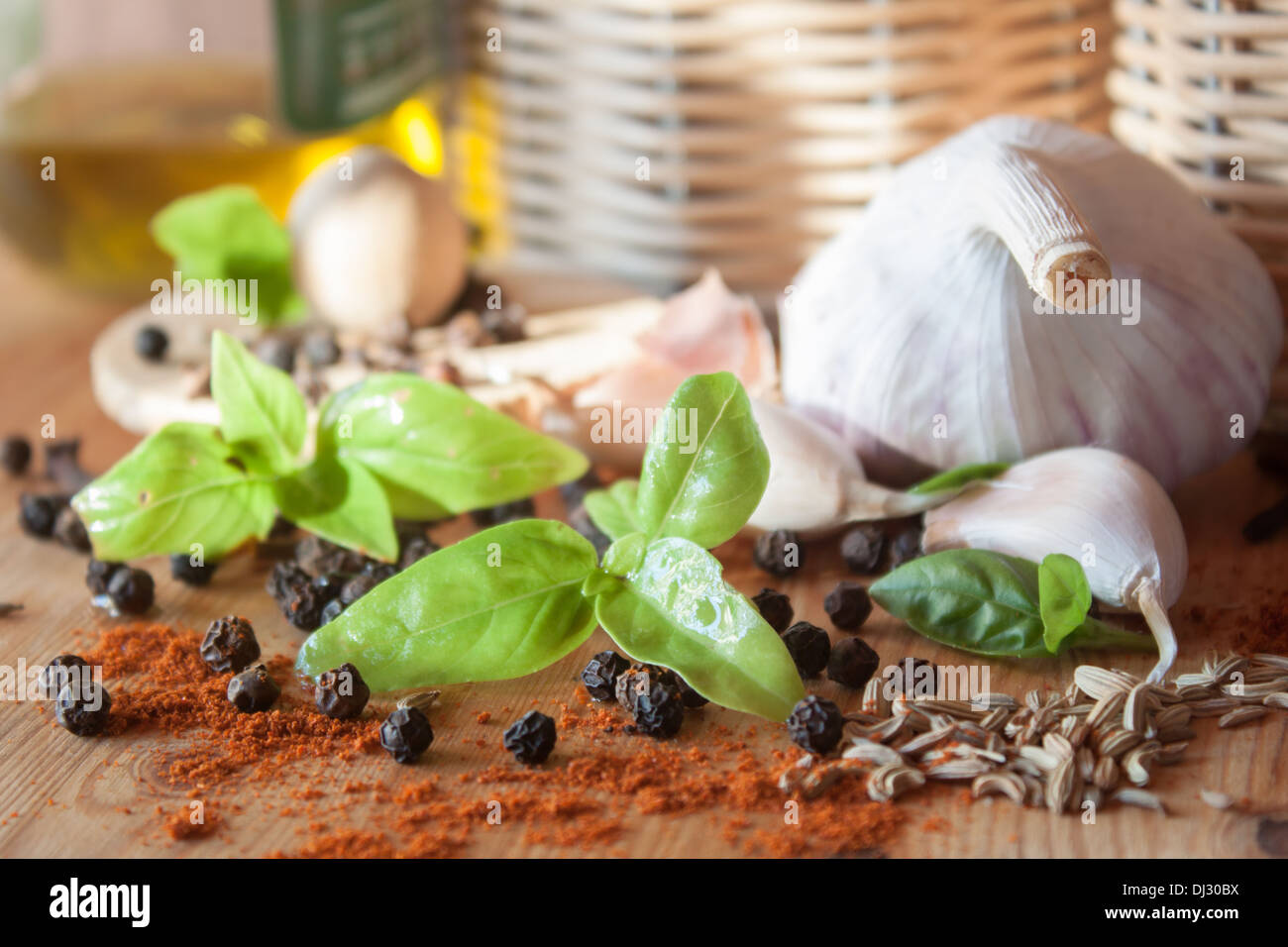 Especias, condimentos de cocina cerca de la luz de la cocina ajo pimienta albahaca "aceite de oliva" Foto de stock