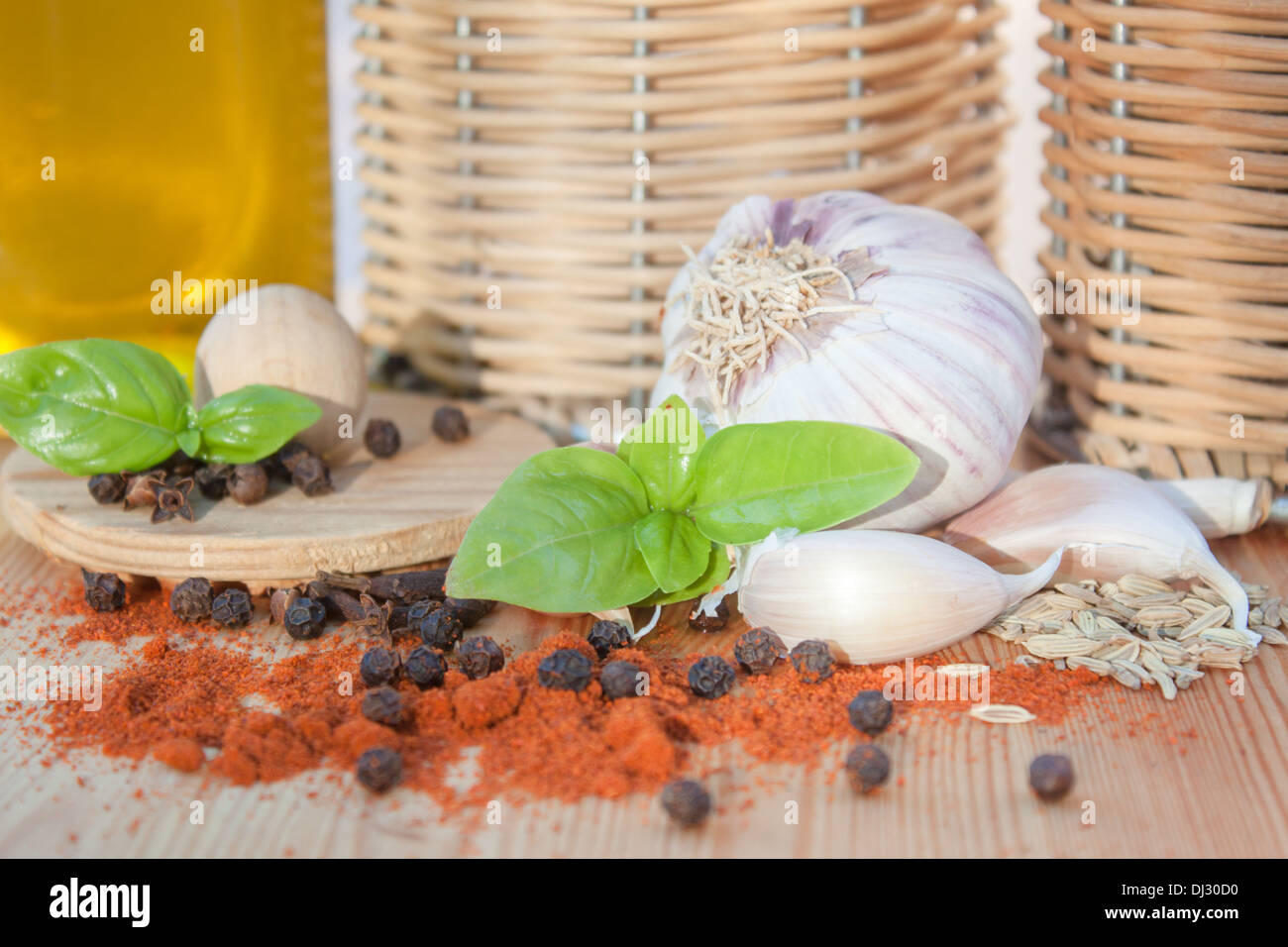 Especias, condimentos de cocina cerca de la luz de la cocina ajo pimienta albahaca "aceite de oliva" Foto de stock