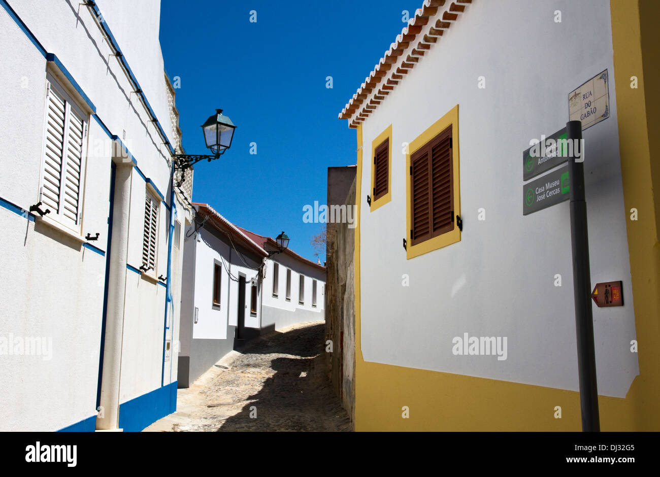 Calle angosta en Aljezur, oeste del Algarve, Portugal. Foto de stock