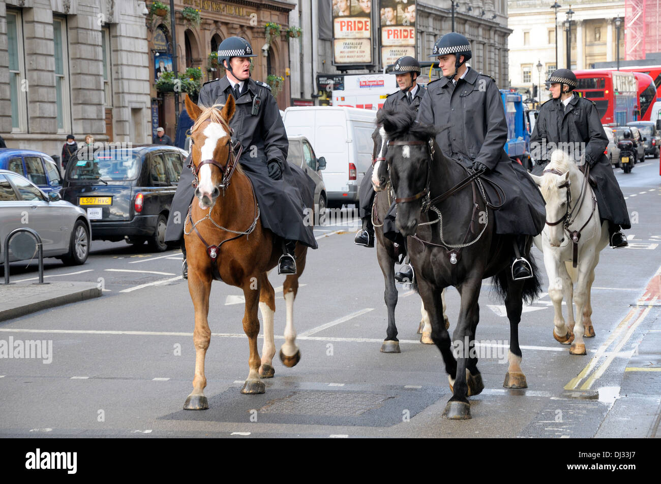 Londres, Inglaterra, Reino Unido. La policía montada en Whitehall, Westminster Foto de stock