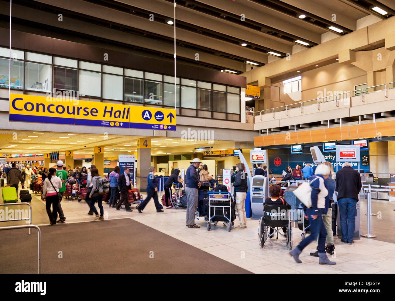 El concourse hall hall de salidas del aeropuerto internacional de Calgary Calgary, Alberta, Canadá Foto de stock
