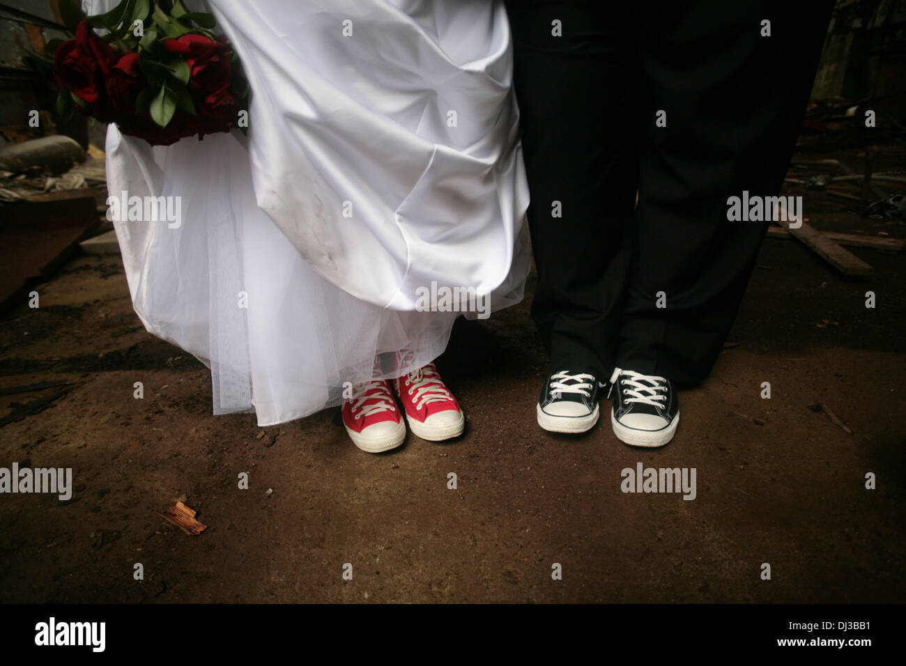 Una pareja de novios usar zapatillas Fotografía de stock - Alamy