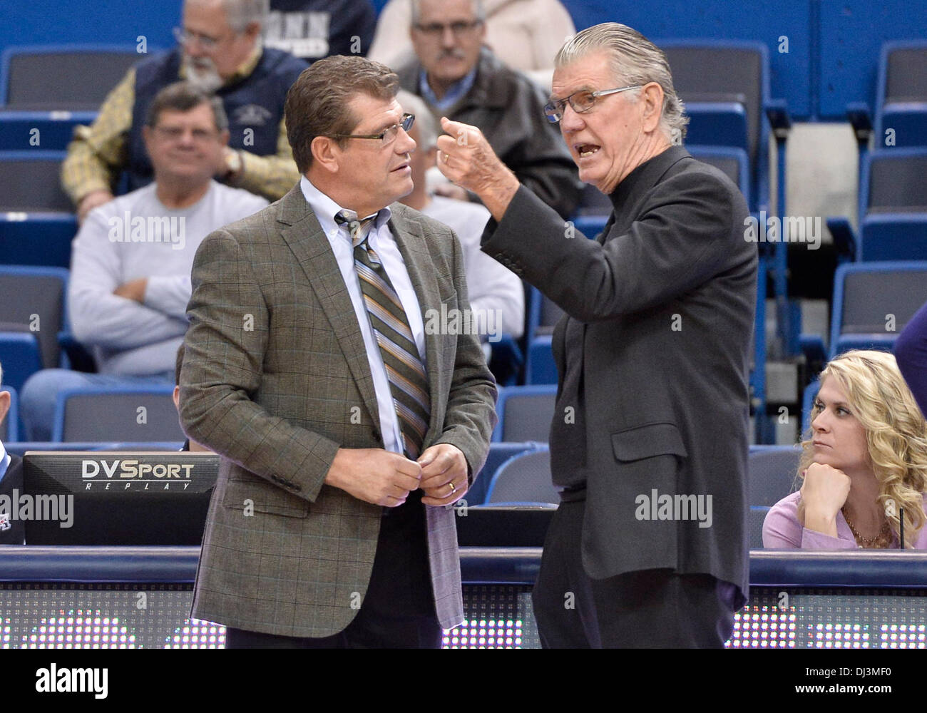 Hartford, CT, EE.UU. 20 Nov, 2013. Miércoles 20 de noviembre, 2013: UConn huskies Head Coach Geno Auriemma conversaciones para Oregon Ducks Entrenador Paul Westhead antes del inicio del juego de baloncesto NCAA womens entre Oregón y Connecticut en XL Center en Hartford, CT. UConn ganó muy fácilmente contra Oregon 114-68. Bill Shettle Cal / Deporte Medios de Comunicación. © csm/Alamy Live News Foto de stock