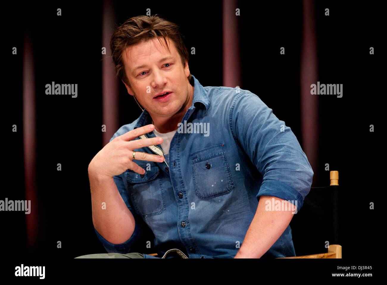 Berlín, Alemania. 20 de noviembre de 2013. Jamie Oliver nos habla de su campaña de educación alimentaria global y cómo Alemania puede desempeñar un papel clave en ayudar a propagar la revolución alimentaria en Apple Store en Berlín. Crédito: dpa picture alliance/Alamy Live News Foto de stock