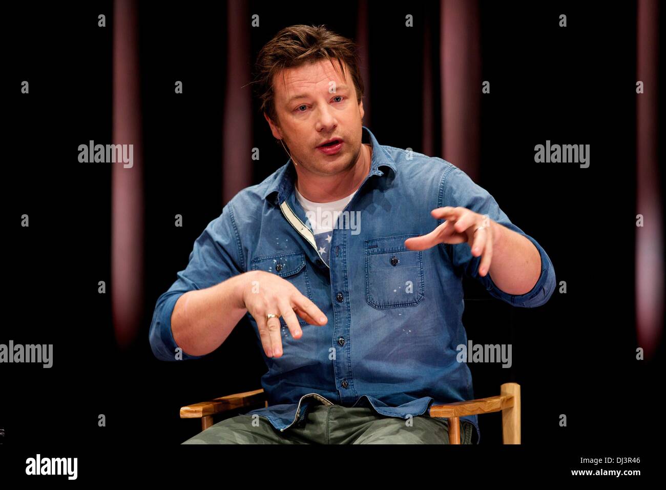 Berlín, Alemania. 20 de noviembre de 2013. Jamie Oliver nos habla de su campaña de educación alimentaria global y cómo Alemania puede desempeñar un papel clave en ayudar a propagar la revolución alimentaria en Apple Store en Berlín. Crédito: dpa picture alliance/Alamy Live News Foto de stock