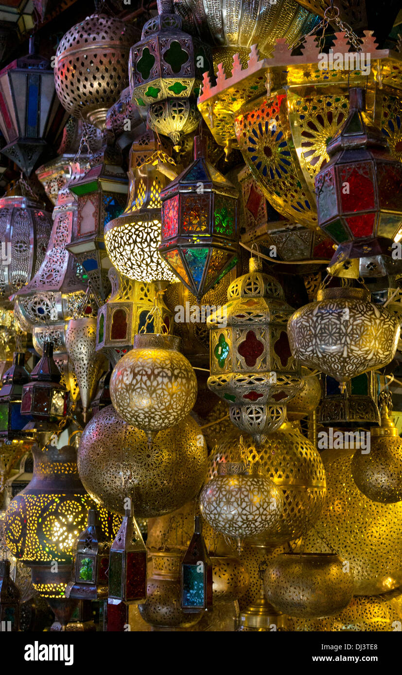 Linternas de metal para la venta en el mercado Souk, Medina, Marrakech, Marruecos, Norte de África Foto de stock