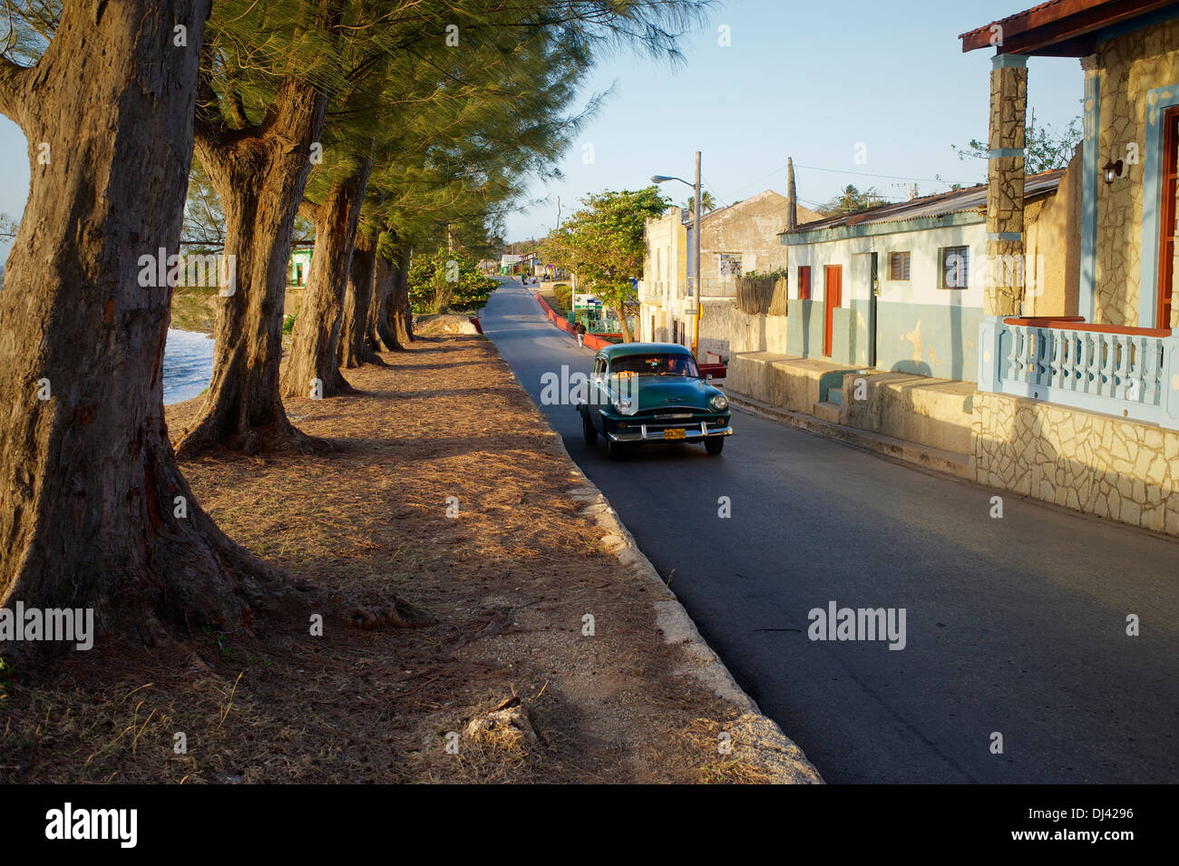 Escena callejera, Gibara, Cuba. Foto de stock