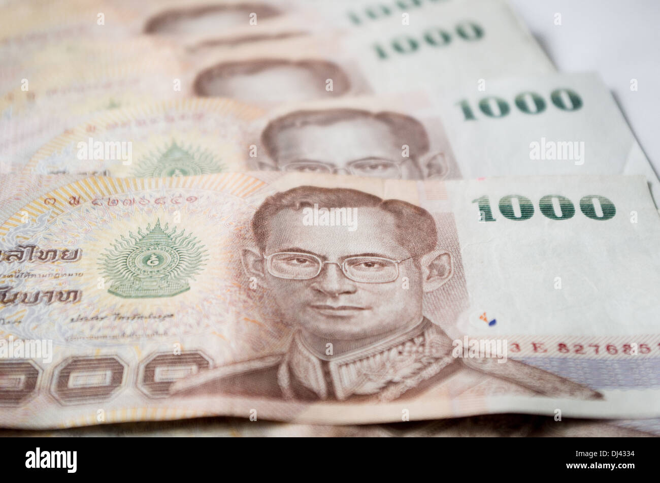Cerca de Tailandia, moneda baht tailandés con las imágenes del Rey de Tailandia. Denominación de 1000 bahts. Foto de stock