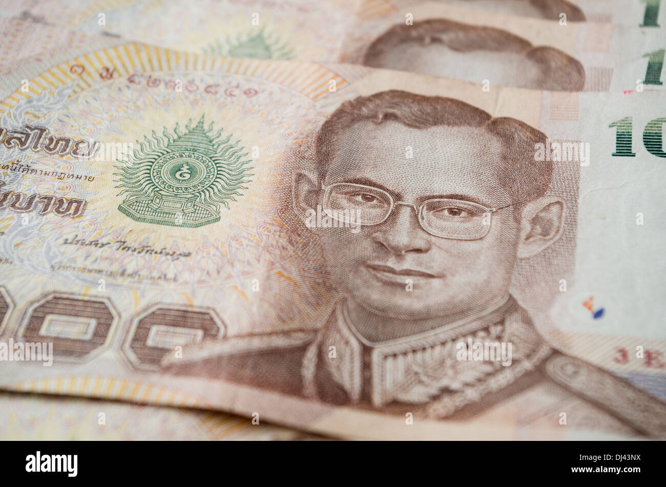 Cerca de Tailandia, moneda baht tailandés con las imágenes del Rey de Tailandia. Denominación de 1000 bahts. Foto de stock