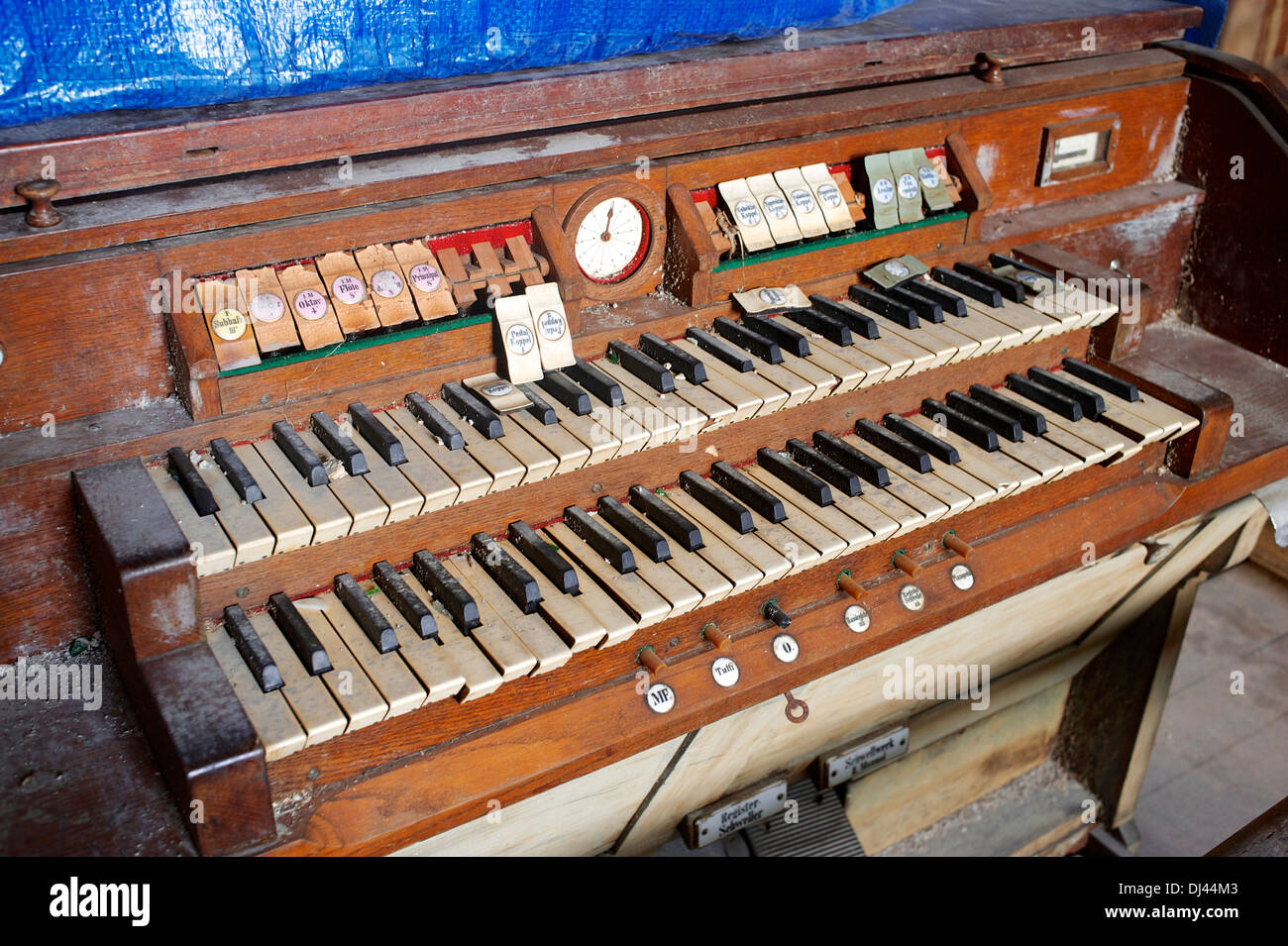 Órgano de iglesia dañada, Santiago de Cuba Foto de stock