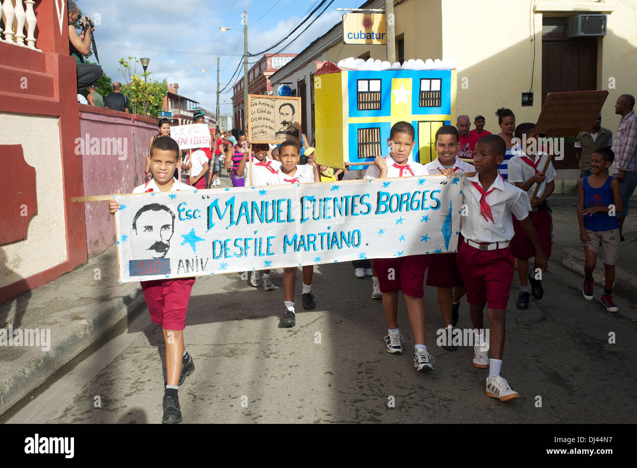 Jose Marti parade, Baracoa, Cuba Foto de stock