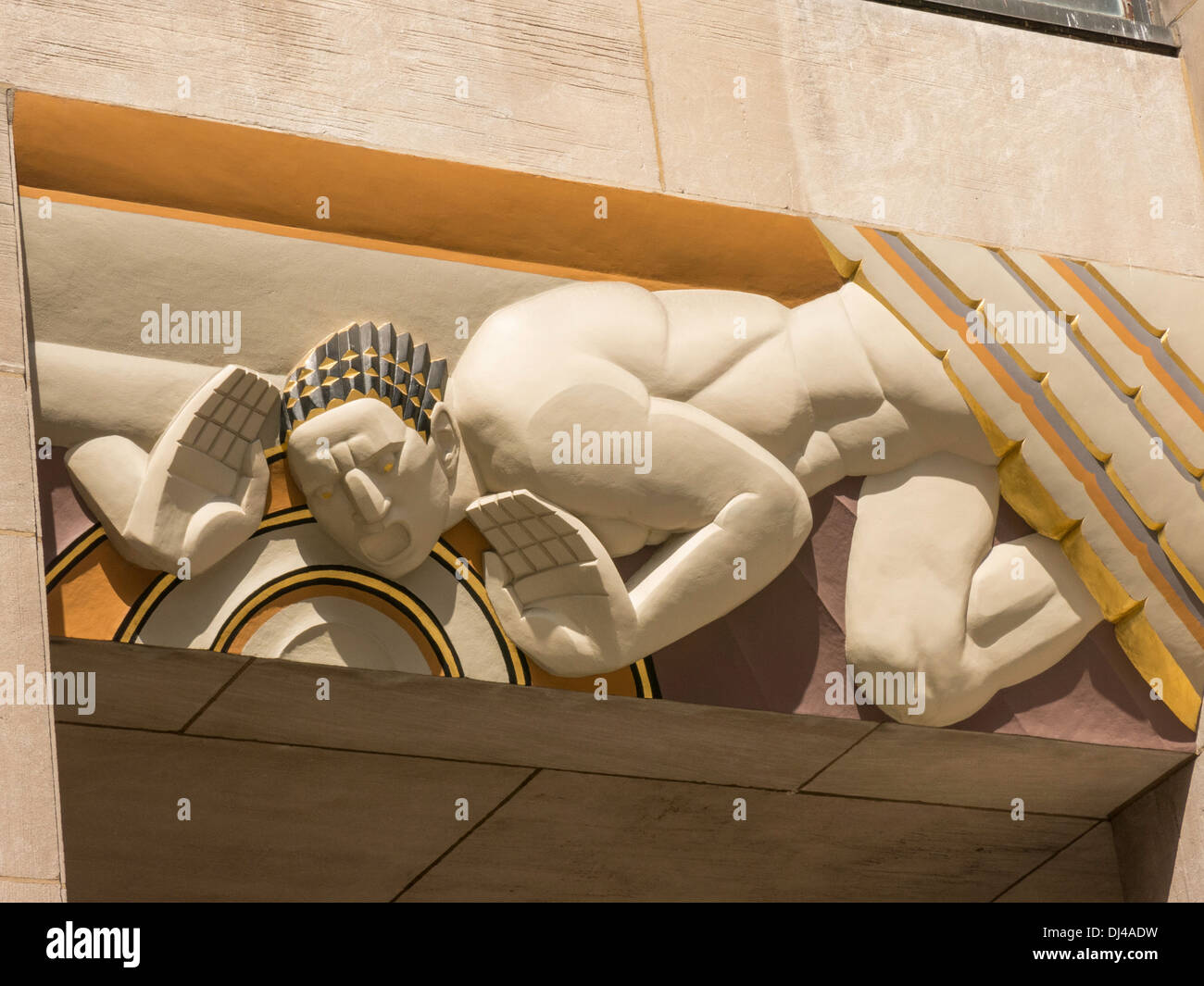 Luz y Sonido Panel de bajo relieve, el Rockefeller Center, Nueva York Foto de stock