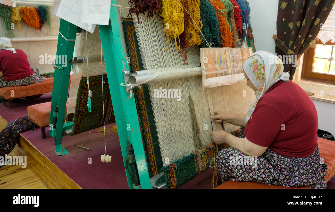 Las mujeres que trabajan y hacer finas alfombras en Turquía Foto de stock