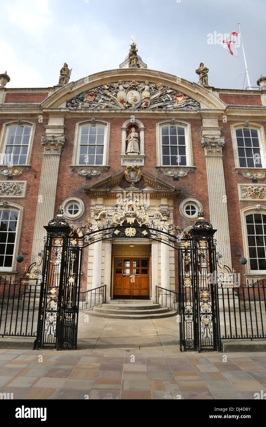 Centro de Información Turística en Worcester, Reino Unido. El Guildhall, un edificio catalogado de grado 1 con muy ornamentado de albañilería. Foto de stock