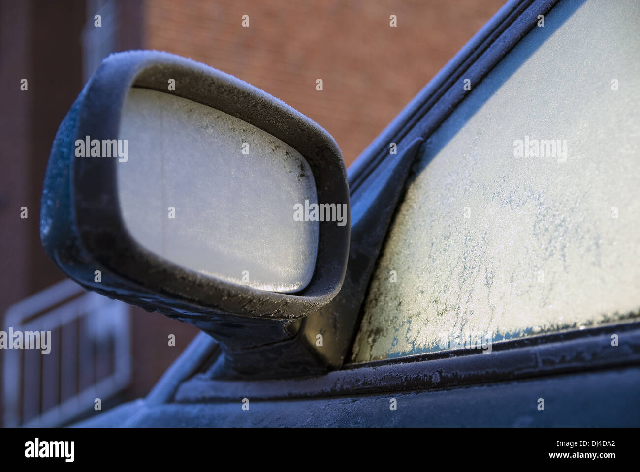 Los espejos exteriores de hielo de un automóvil Foto de stock