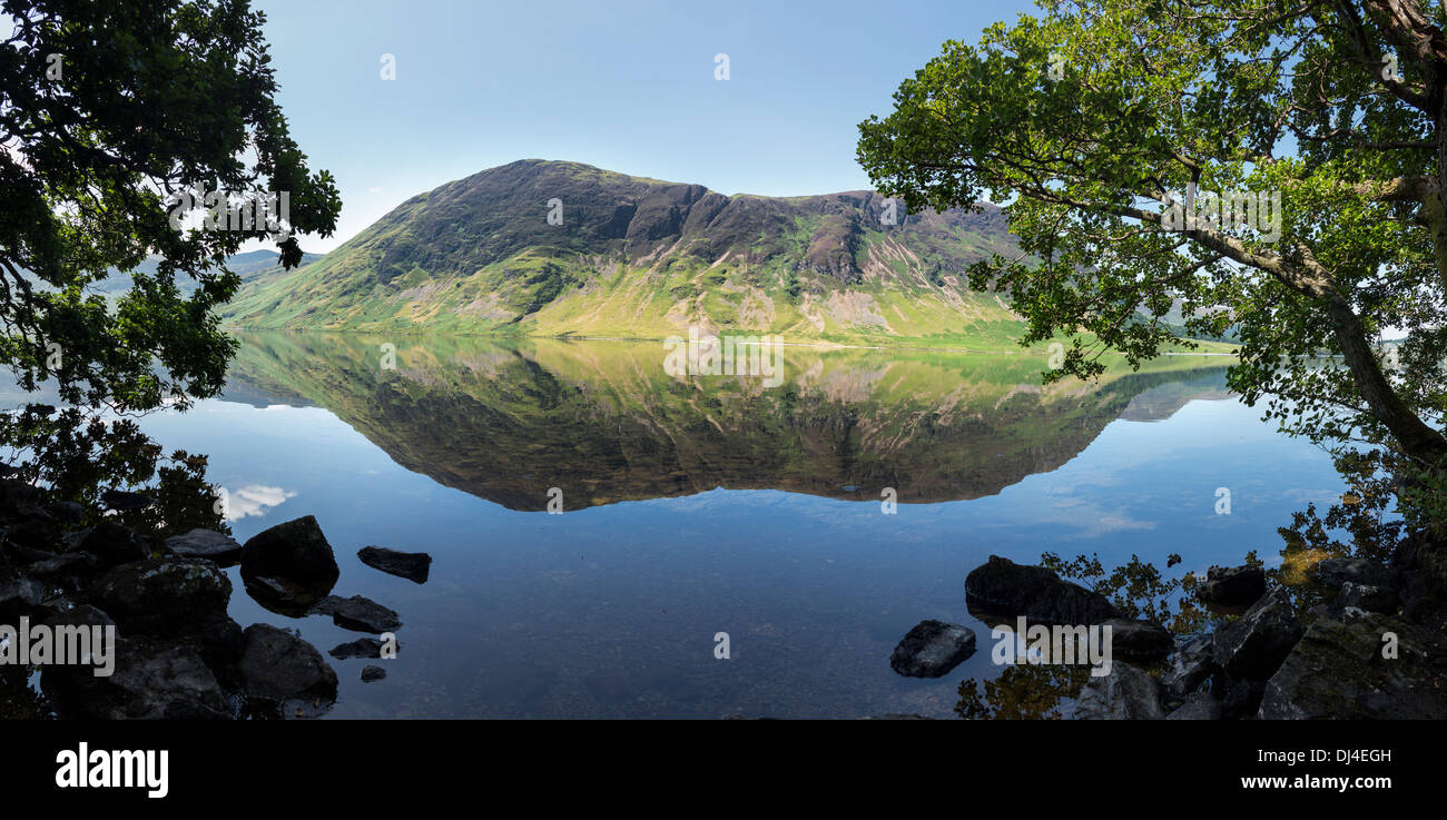 Lake District paisaje con Mellbreak cayó y Crummock agua, Lake District, Cumbria, Reino Unido - con reflexiones Foto de stock