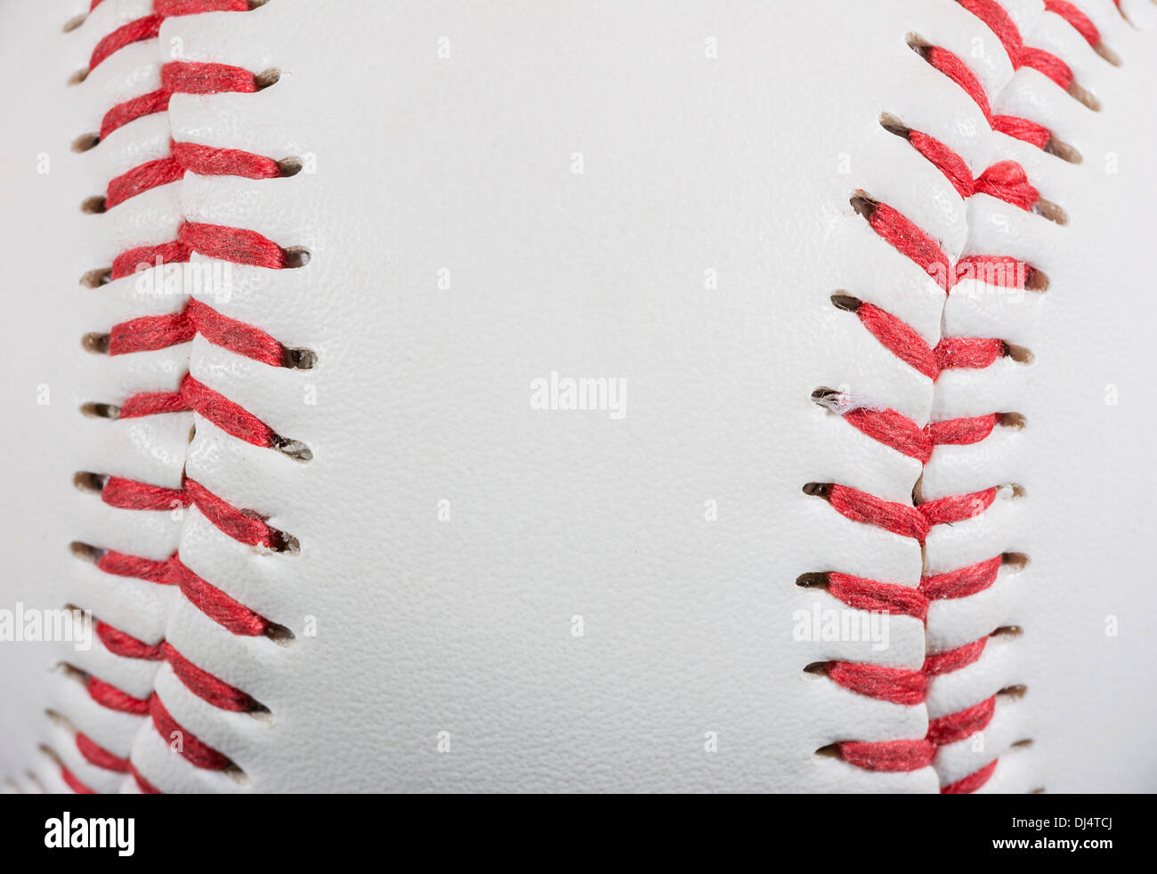 Bola de béisbol macro en puntos adecuados como enmarcado de fondo para el texto del título, disparo horizontal Foto de stock