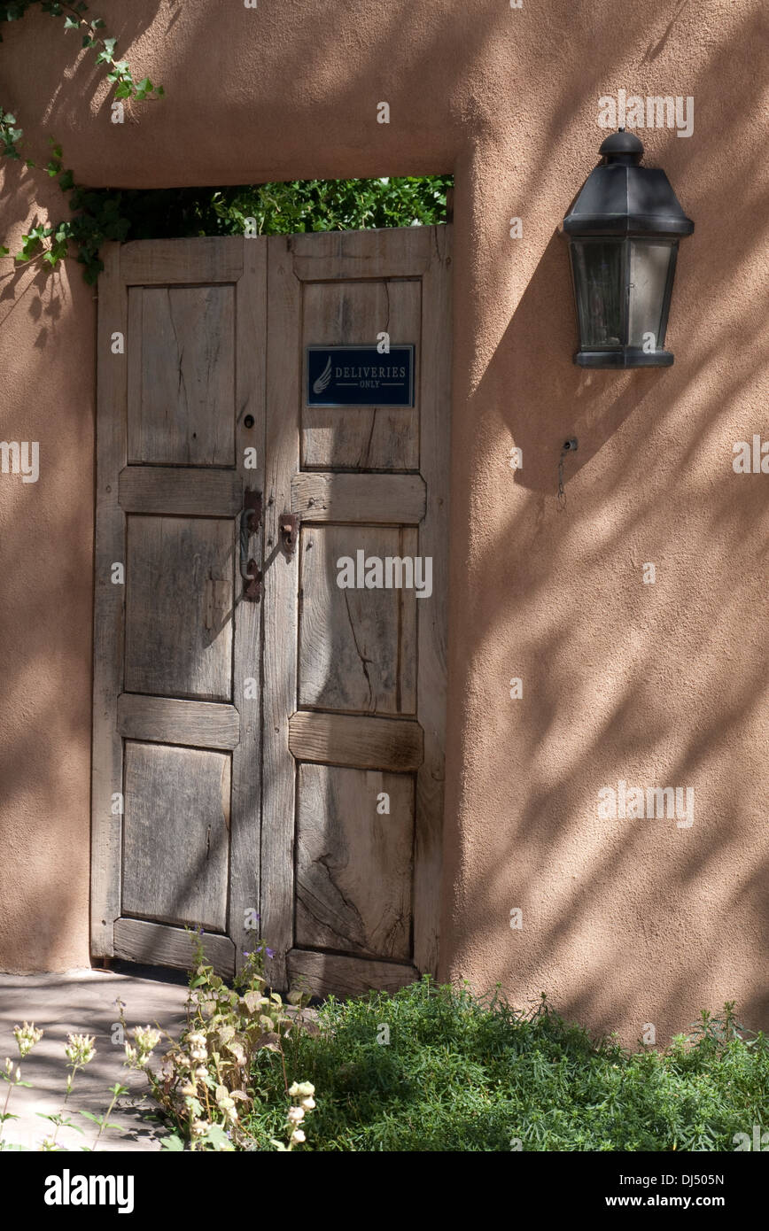 Puerta tradicional de nuevo méxico fotografías e imágenes de alta  resolución - Alamy