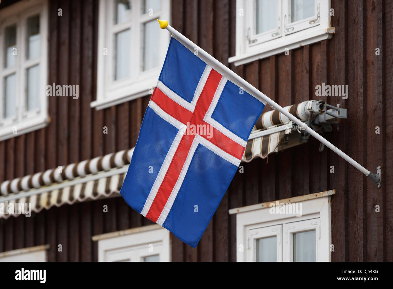Bandera de Islandia en una casa; Stykisholmur, Snaefellsnes, Islandia Foto de stock