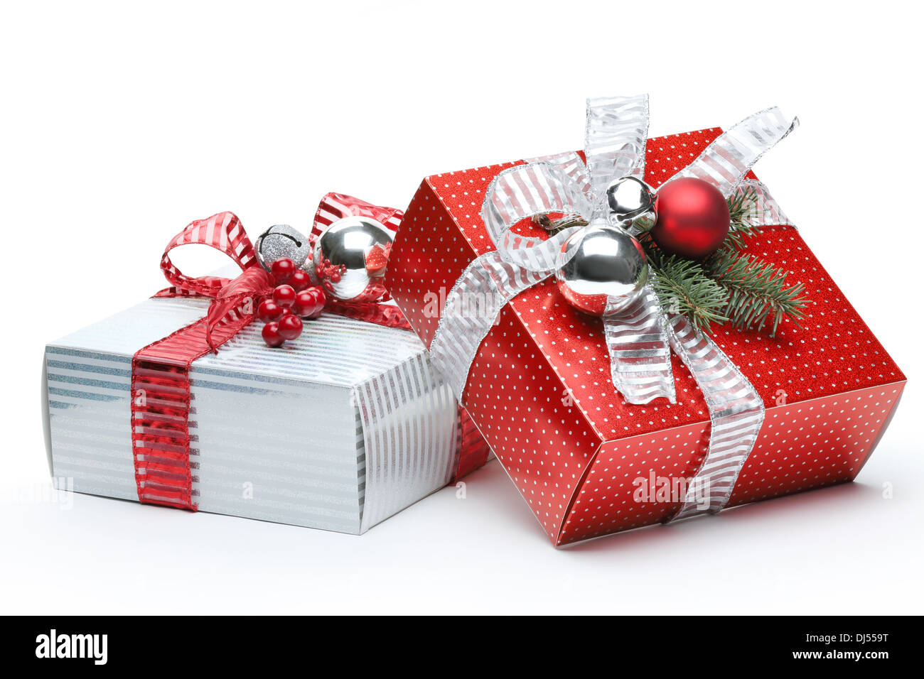 Caja de regalo de plata y rojo sobre fondo blanco. Foto de stock