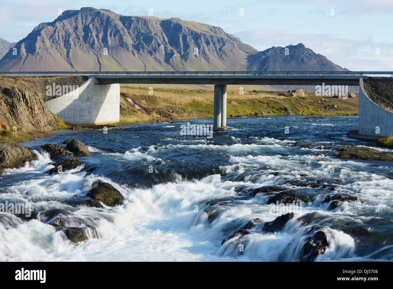 Puente sobre la Autopista 54 sobre el río Hitara; Snaefellsnes, oeste de Islandia, Islandia Foto de stock