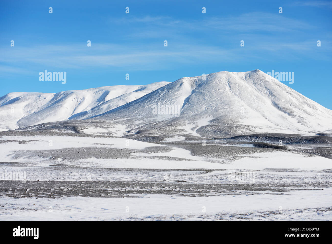 Primeras nieves en el accidentado paisaje; Reykjahalid, Myvatn, Islandia Foto de stock